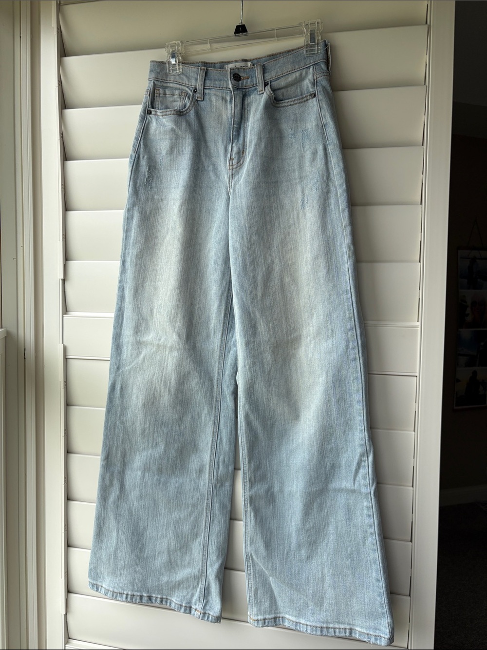 Carly Jean Los Angeles Holland Wide-Leg Jeans in light slightly distressed wash - Picture 2 of 8